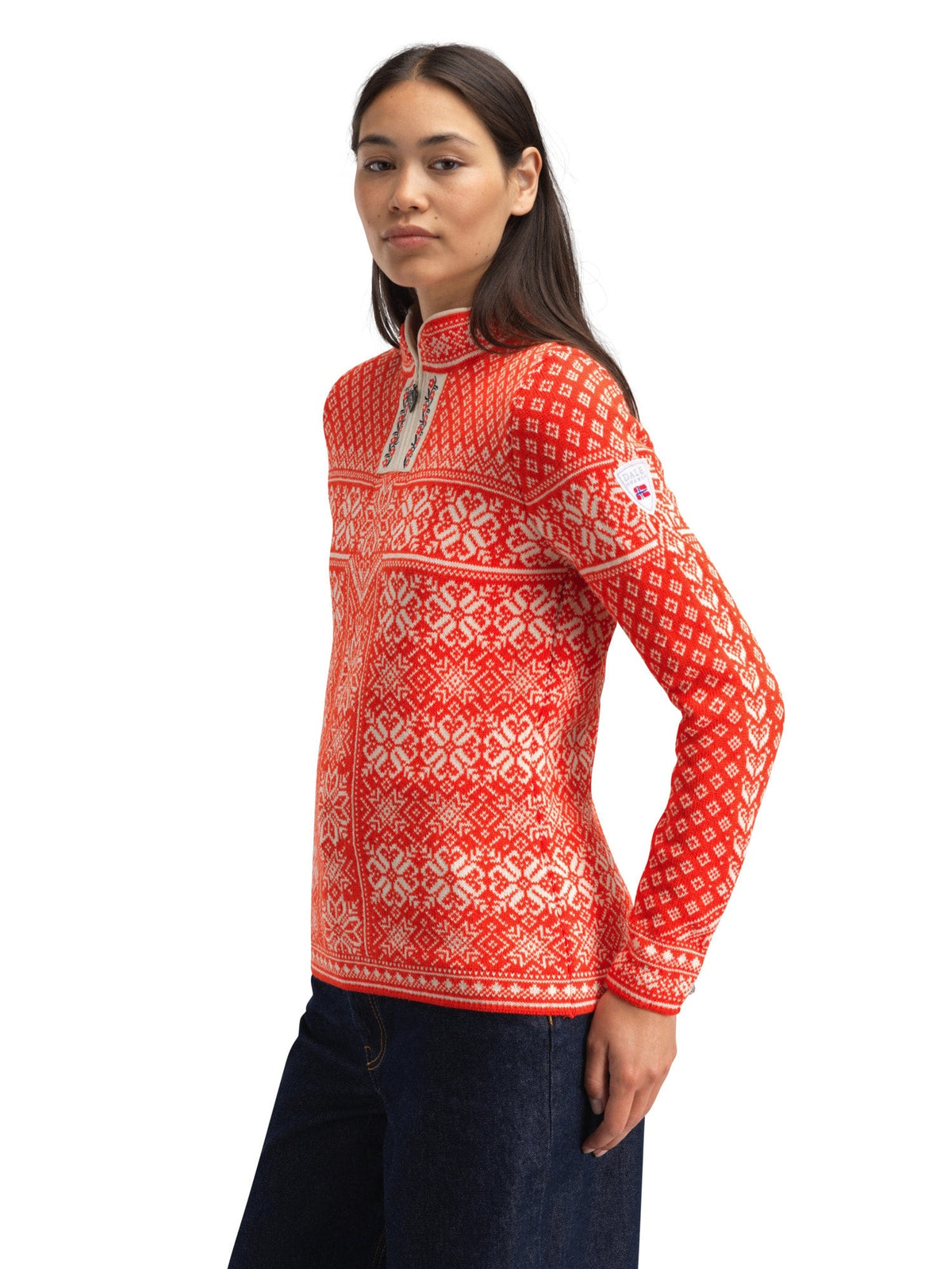 Pull en laine femme Dale of Norway PEACE rouge - blanc cassé vue studio 2