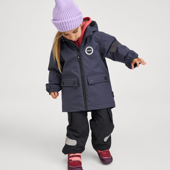 Chaqueta de entretiempo Reima Symppis ReimaTec para niños, color negro suave – Foto de estudio