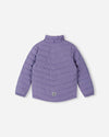 Giacca leggera isolante Reima Uumaja per bambini, colore Misty Violet – Foto del prodotto con cappuccio aperto 3