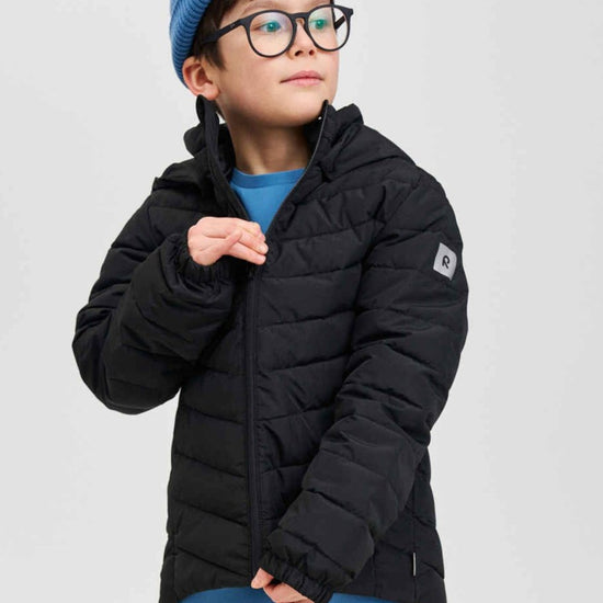 Giacca leggera isolante Reima Uumaja per bambini, nera – Foto in studio 1