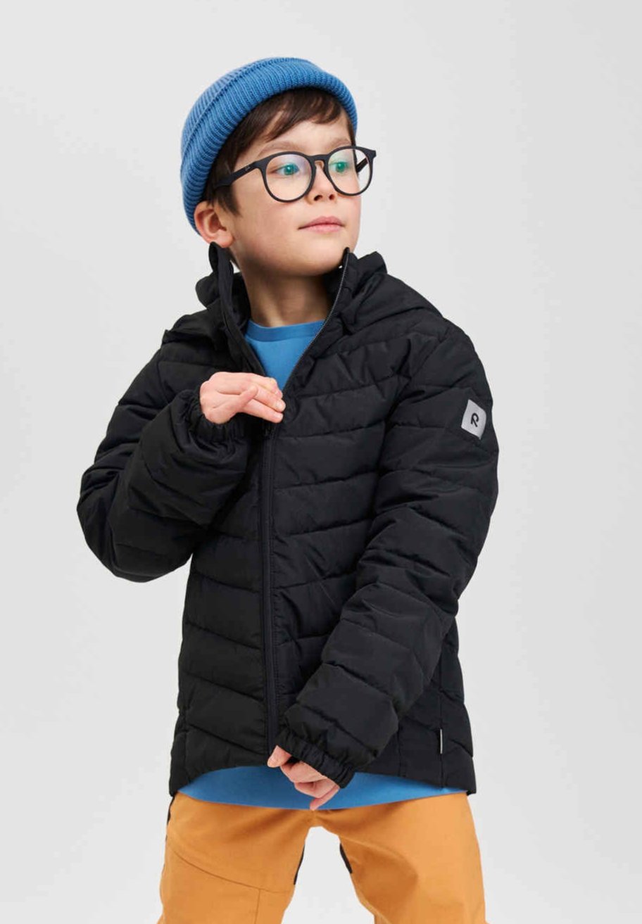Giacca leggera isolante Reima Uumaja per bambini, nera – Foto in studio 1