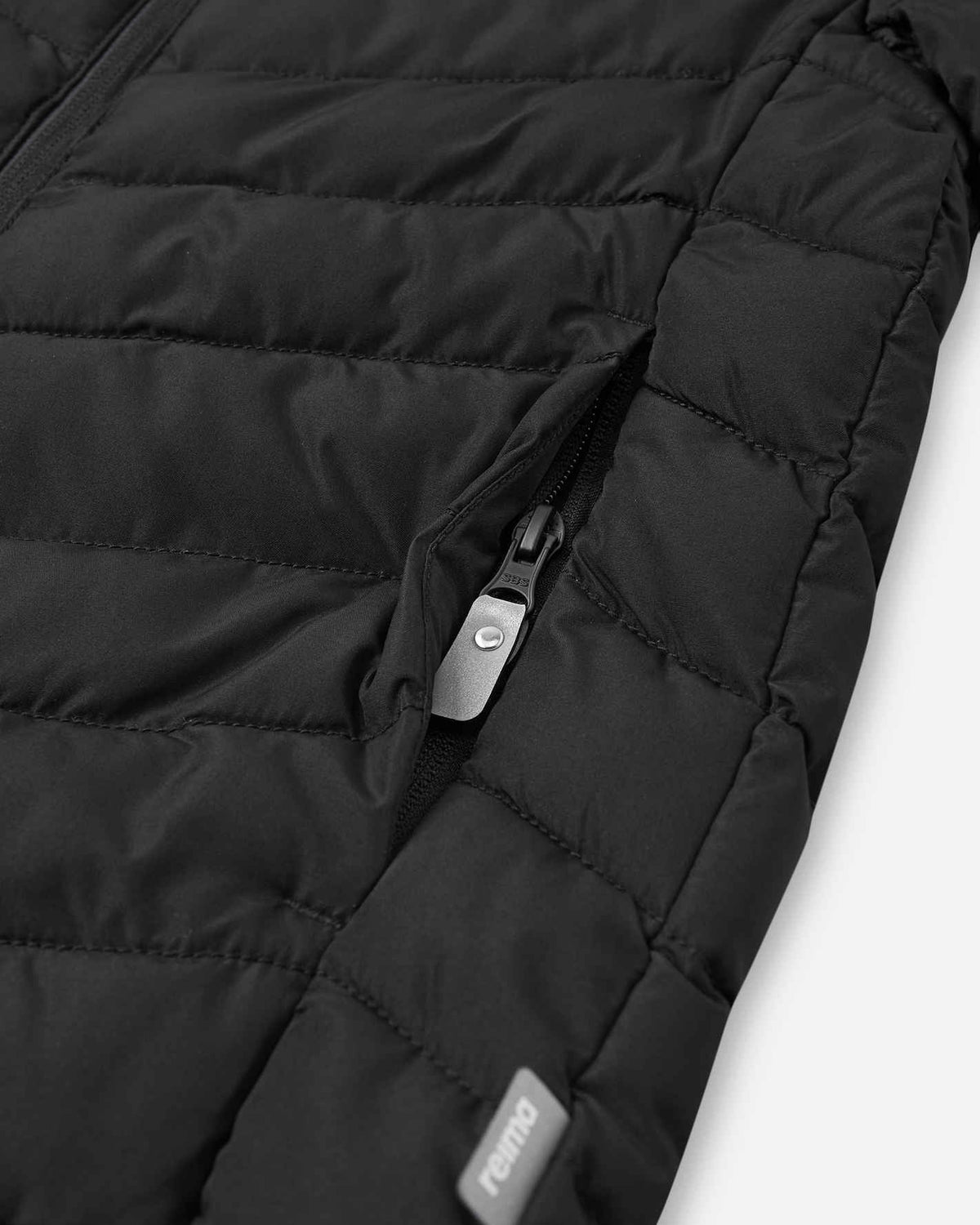 Giacca leggera isolante Reima Uumaja per bambini, nera – dettaglio delle tasche