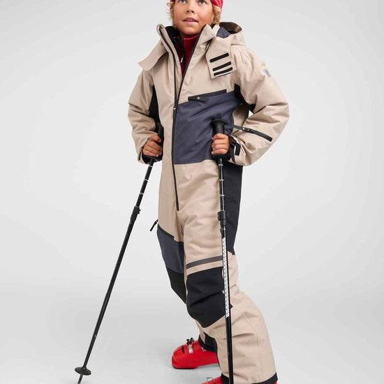 Combinaison de neige Reima Skaulo ReimaTec pour enfants, couleur Earthy Beige – Vue d'ensemble « Lifestyle »
