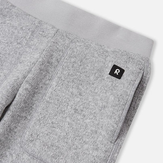 Pantalon polaire Reima Sangis pour enfants, gris chiné – Vue détaillée du logo