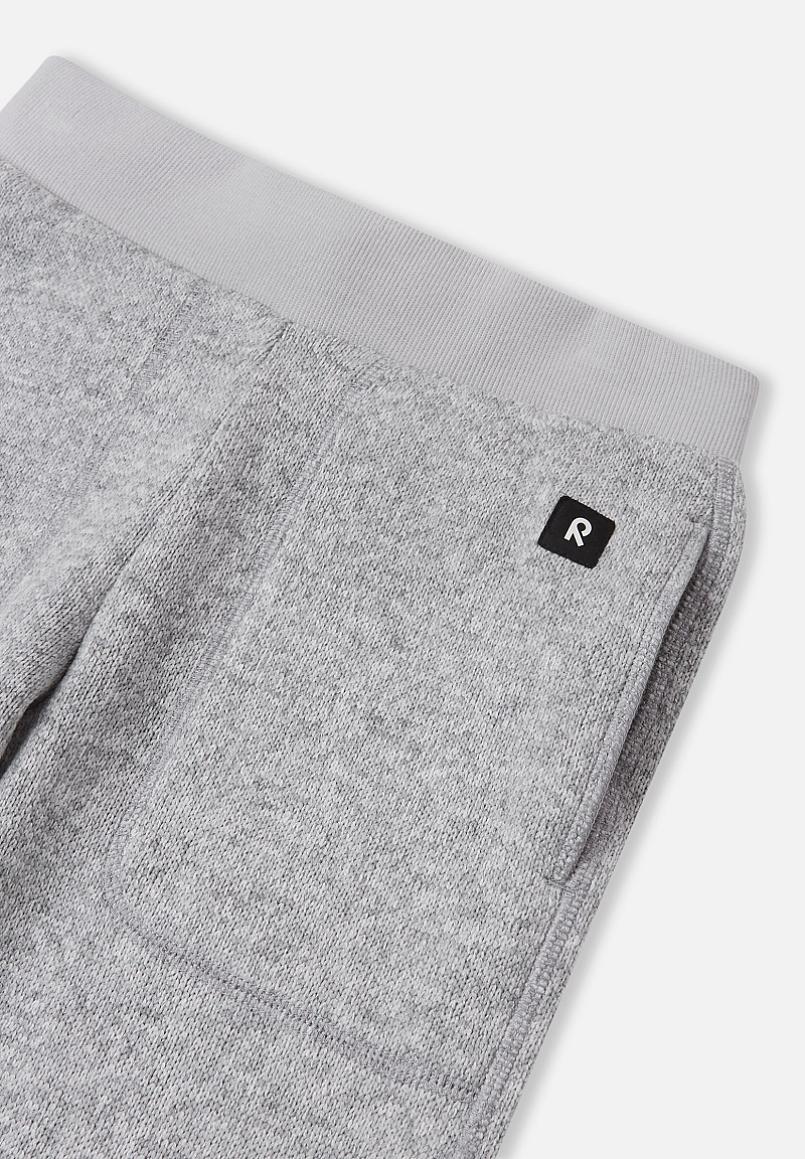 Pantalon polaire Reima Sangis pour enfants, gris chiné – Vue détaillée du logo
