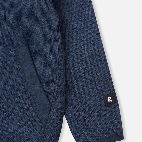 Veste polaire Reima Hopper pour enfants, bleu jean – Gros plan sur le logo
