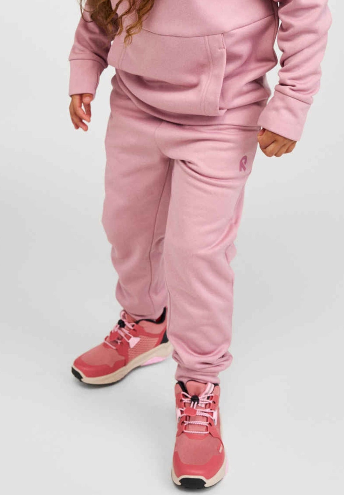 Pantaloni da jogging in pile Reima Nasta per bambini, grigio e rosa – Foto in studio
