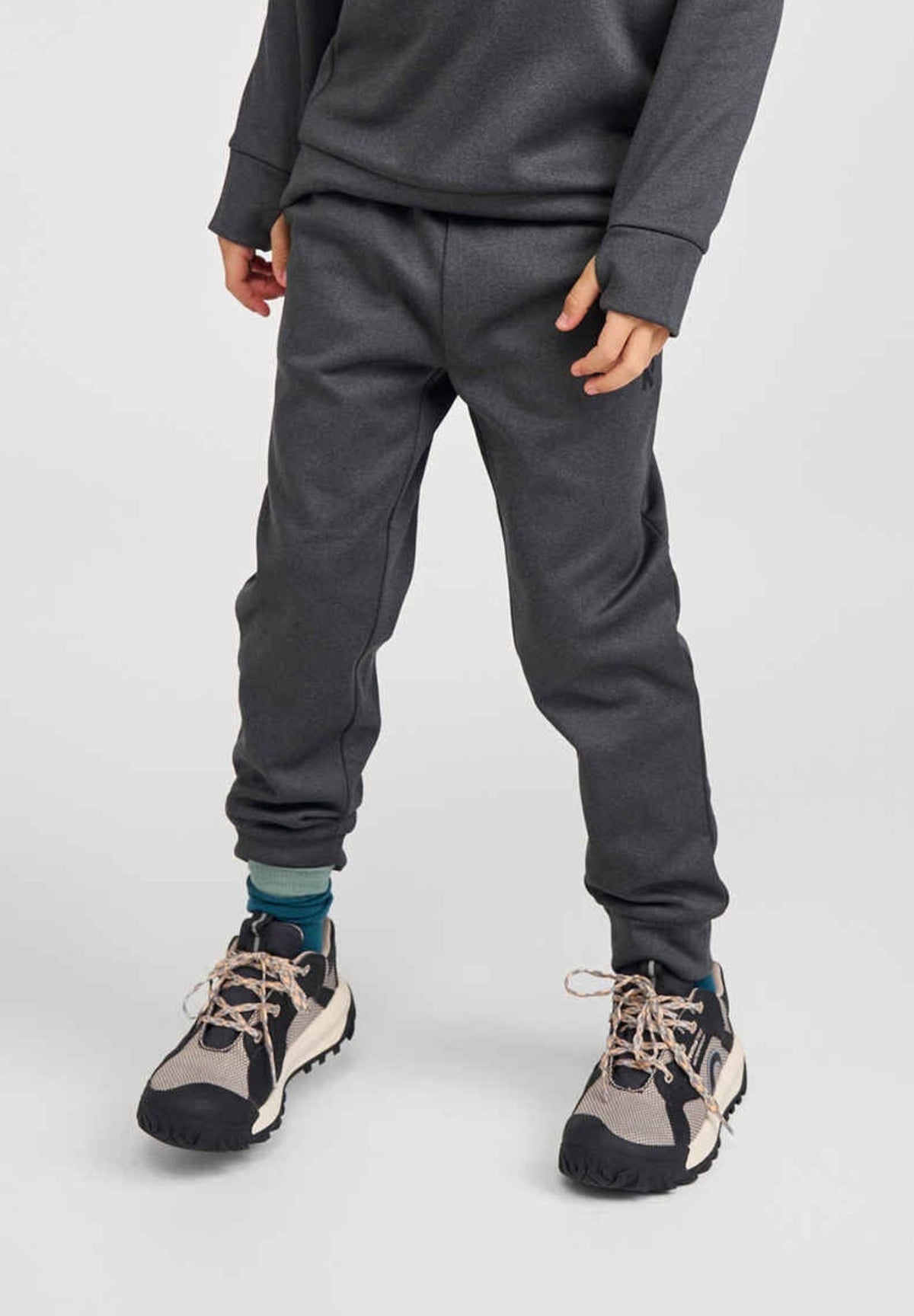 Pantaloni da jogging in pile Reima Nasta per bambini, colore Graphite Melange – Foto in studio