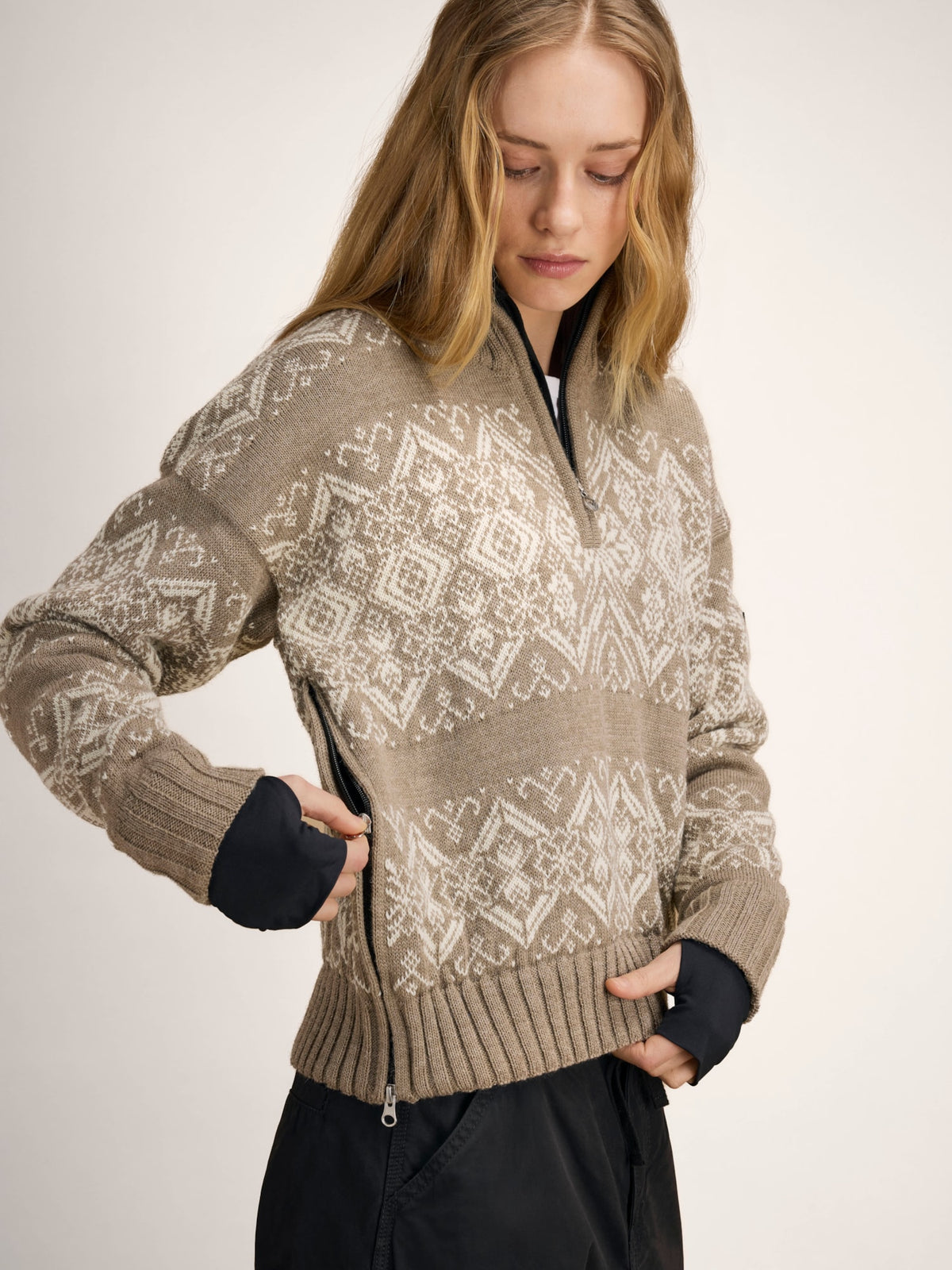 Dale Of Norway 96301 – P00 – Studio – Quelle 96301_p00_roset_wp_fem_sweater--10.jpg
