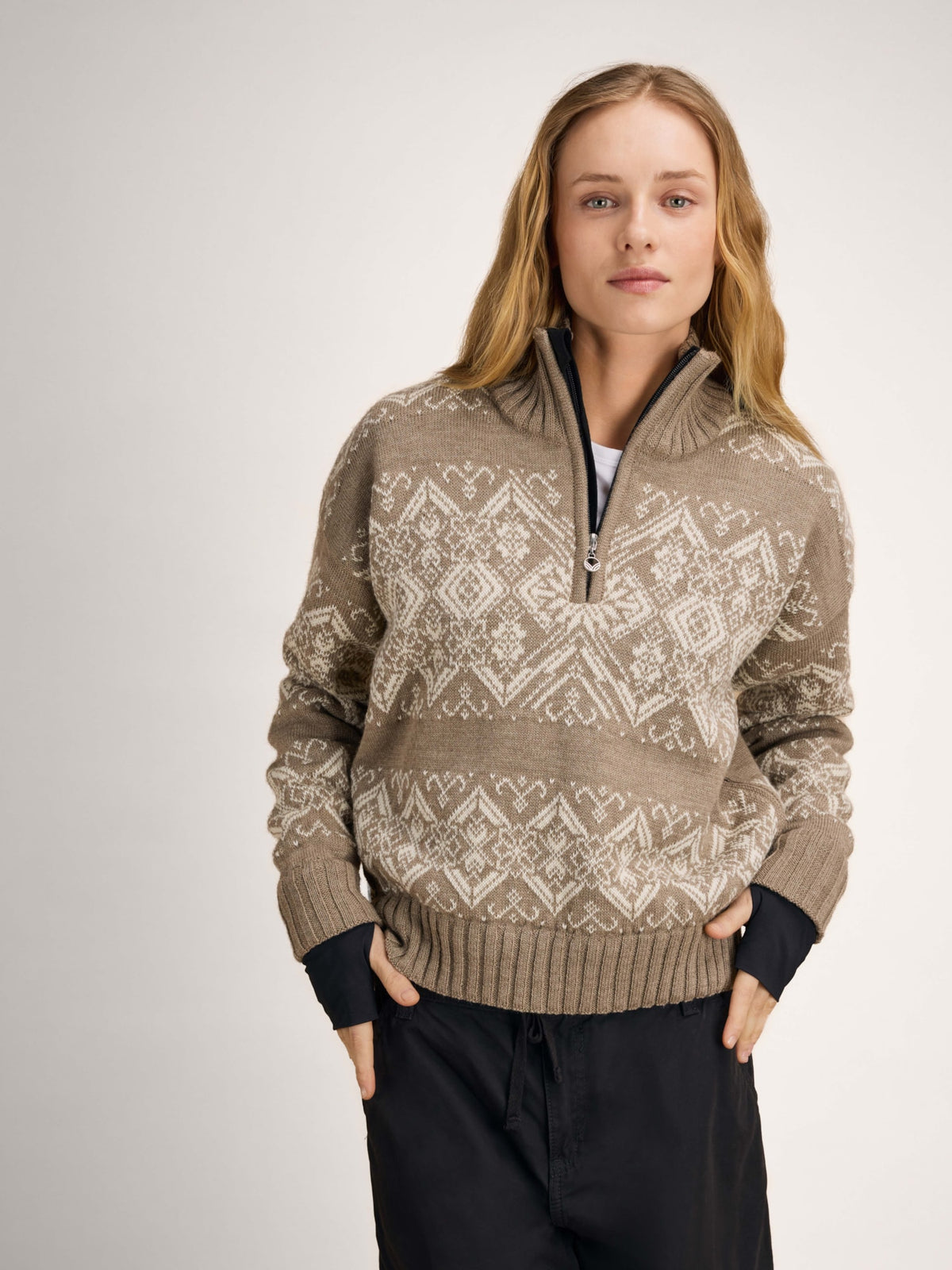 Dale Of Norway 96301 – P00 – Studio – Quelle 96301_p00_roset_wp_fem_sweater--3_edit.jpg