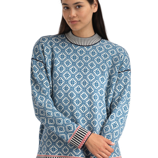 Dale Of Noorwegen LANGØY Dames – Arctisch Blauw – Gebroken wit – Studio – 96341_H00_LANGØY_FEM_SWEATER_00