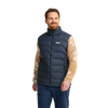 Jack Wolfskin WILD PASS DOWN VEST M RDS Herren Daunenweste Midnight Sky – Studioaufnahme Vorderansicht