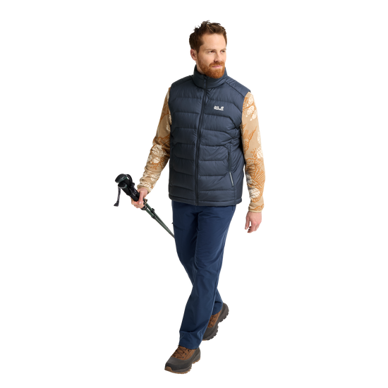 Jack Wolfskin WILD PASS DOWN VEST M RDS Herren Daunenweste Midnight Sky – Studioaufnahme