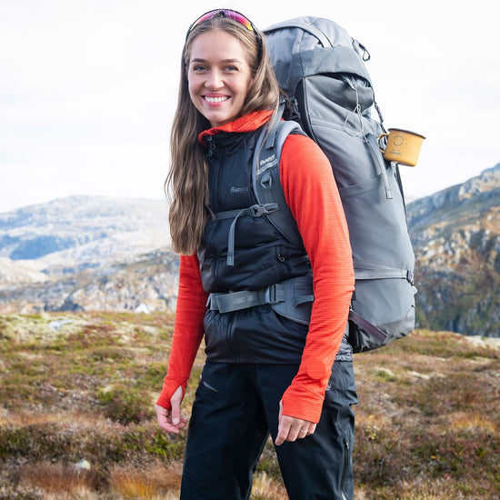 Bergans W RABOT INSULATED HYBRID VEST - Midlayer at PeakStyle