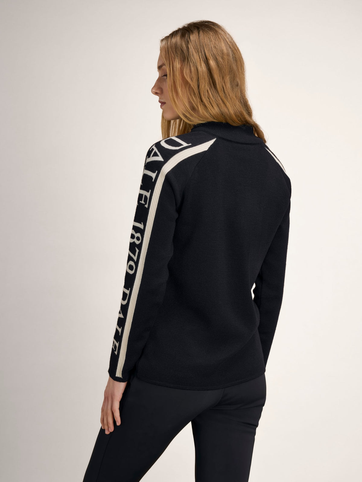 Dale of Noorwegen SKARSTIND 1879 Dames – Zwart – Offwhite – Studio achteraanzicht