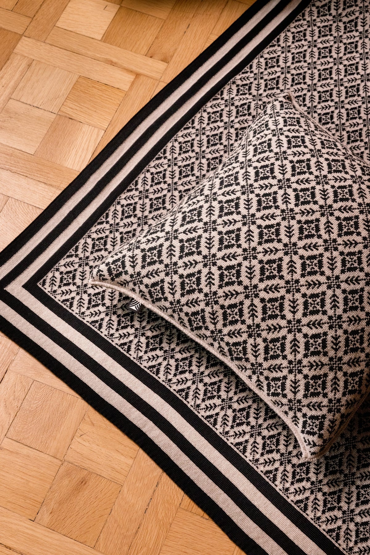 Dale Of Norway FROGNER Merino-Wolldecke – Black - Sand – Studio
