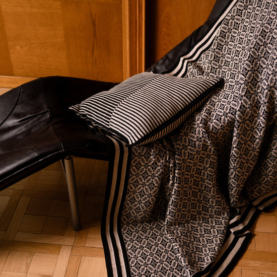 Dale Of Norway FROGNER Merino-Wolldecke – Black - Sand – Studio