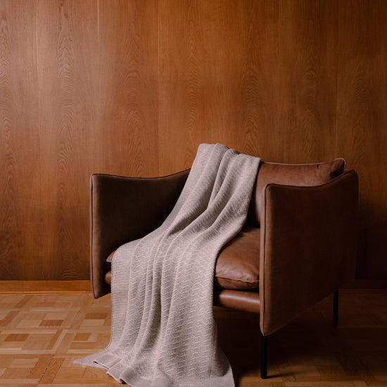 Dale Of Norway LUSA Wolldecke – Sand Mel – Lifestyle