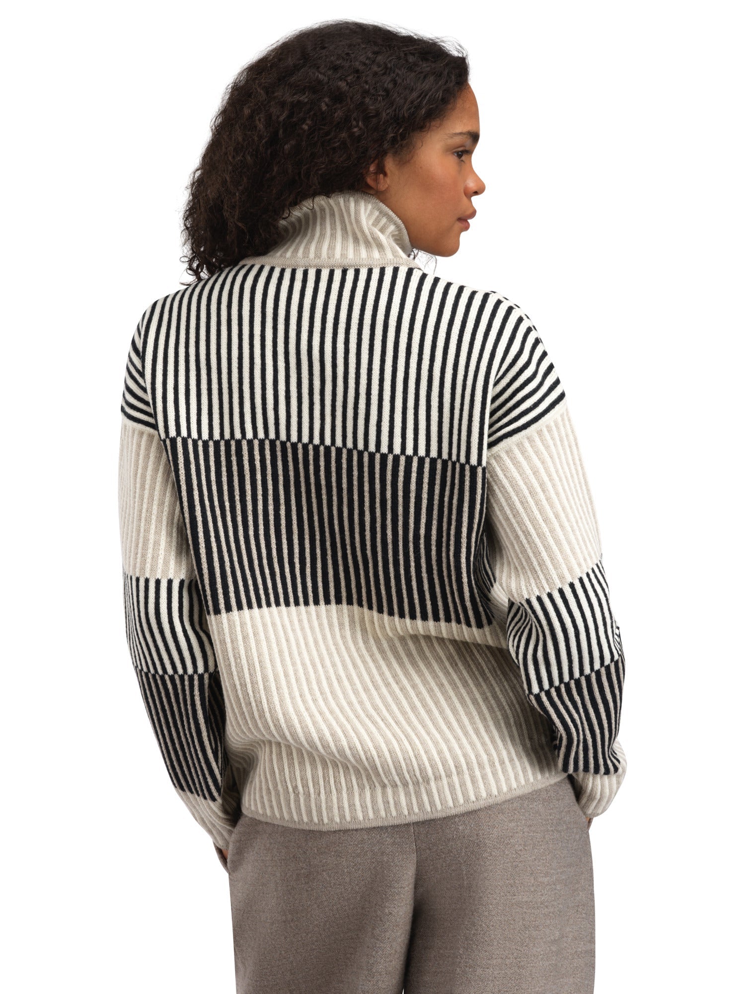 Dale Of Norway W SKARSTIND FEM SWEATER Blanco roto Arena XL - PeakStyle