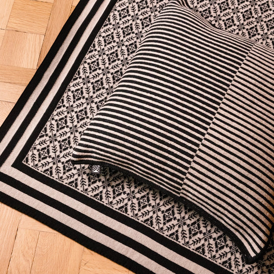 Dale Of Norway SKARSTIND Woll-Kissenhülle – Black - Sand – Detail oder Lifestyle