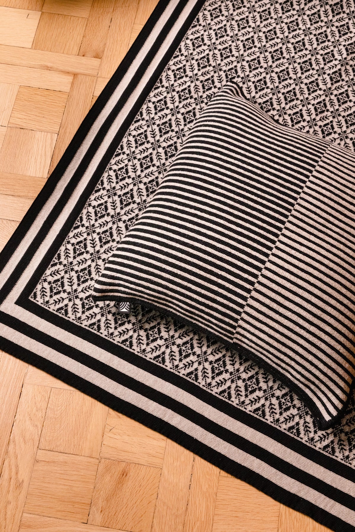 Dale Of Norway SKARSTIND Woll-Kissenhülle – Black - Sand – Detail oder Lifestyle
