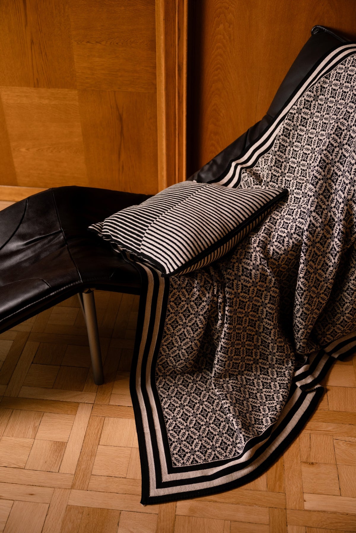 Dale Of Norway SKARSTIND Woll-Kissenhülle – Black - Sand – Detail oder Lifestyle