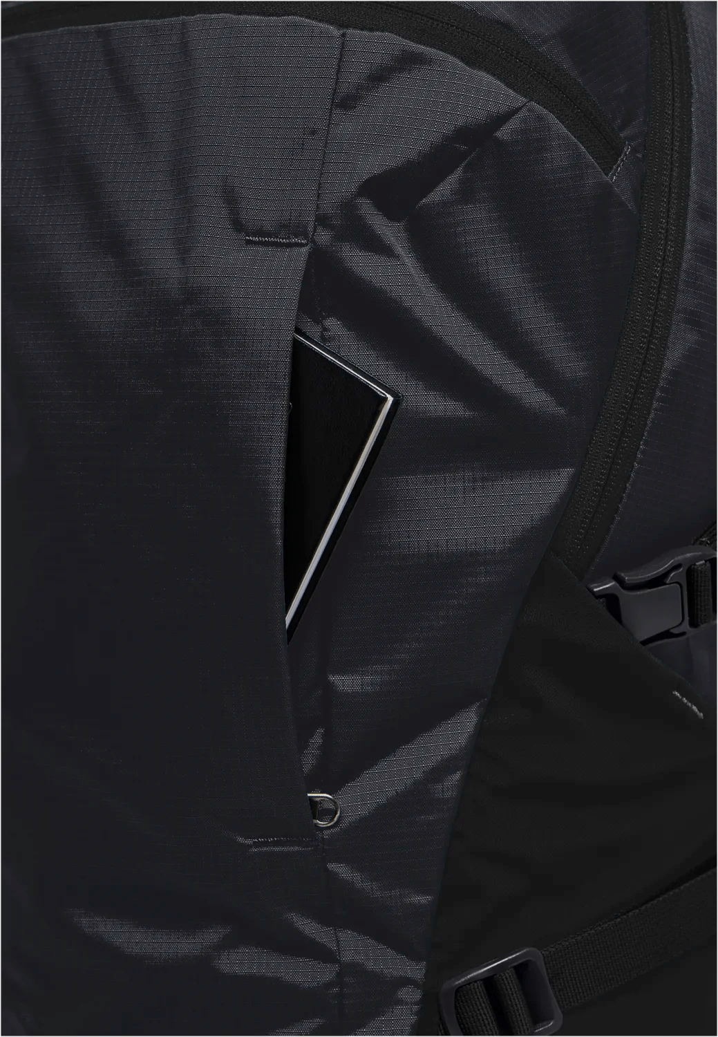 Jack Wolfskin CYROX SHAPE 25 S - L - Bags at PeakStyle