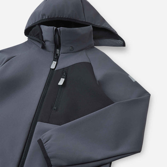 Reima Mukana Hybridjacke in Soft Black – Detailansicht