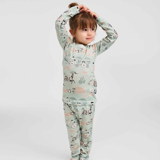 Ensemble de sous-vêtements techniques Reima Moomin Trivsam pour tout-petits, couleur Airy Green – Photo lifestyle