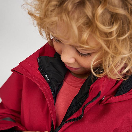 Giacca invernale Reima Syddi ReimaTec 3 in 1 per bambini, colore Cranberry – indossata durante il servizio fotografico in studio