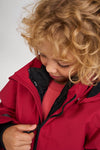 Giacca invernale Reima Syddi ReimaTec 3 in 1 per bambini, colore Cranberry – indossata durante il servizio fotografico in studio