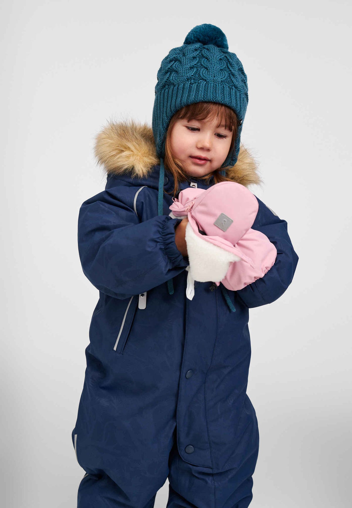 Manoplas de invierno Reima Villatassu para niños pequeños, gris y rosa – Foto de estudio