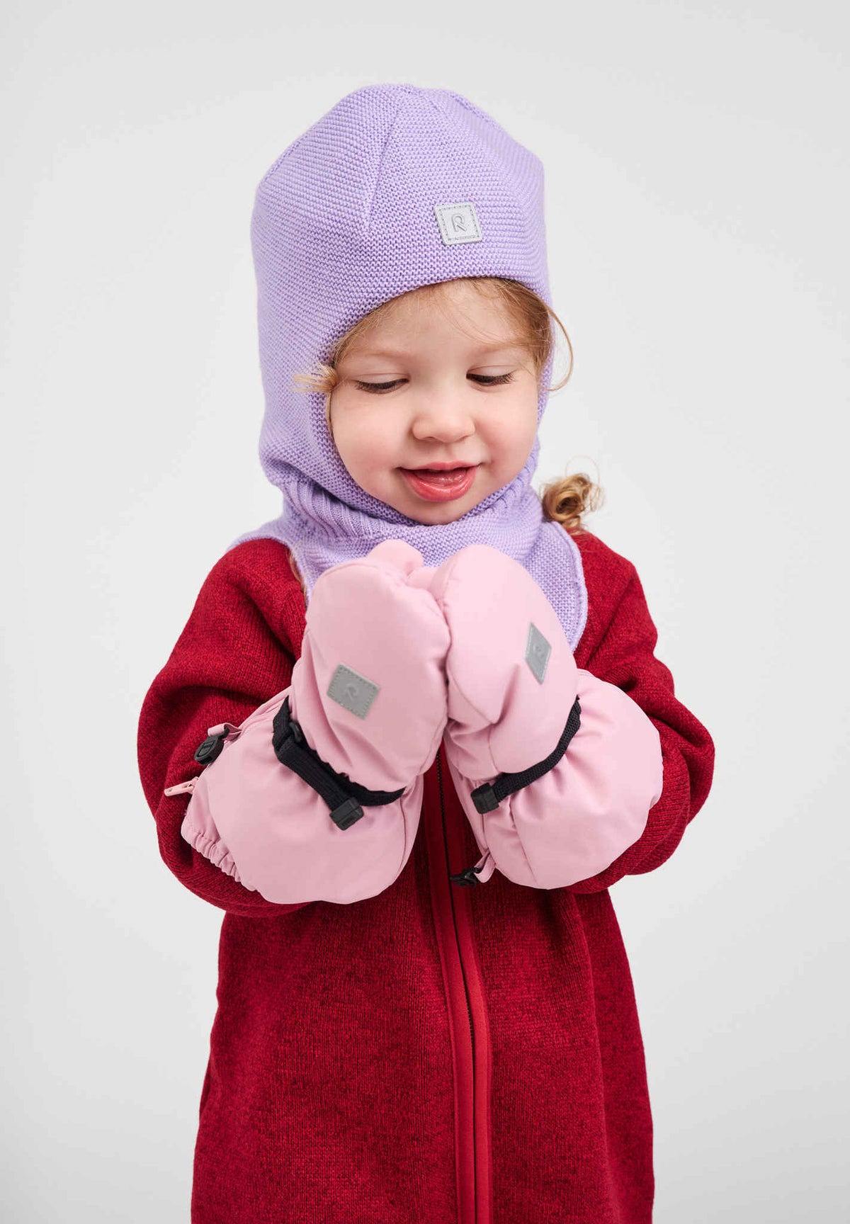 Manoplas de invierno Reima Villatassu para niños pequeños, gris y rosa – Foto de estudio