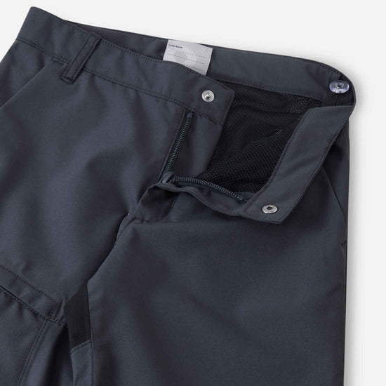 Reima Sampu Outdoorhose in Soft Black – Detailansicht