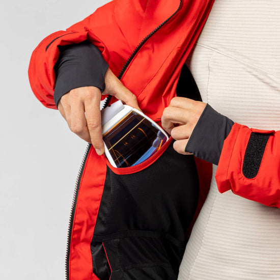 Veste de sports d'hiver SCOTT Ultimate Warm pour femme, couleur Cocoa Red – Vue détaillée et style de vie 4