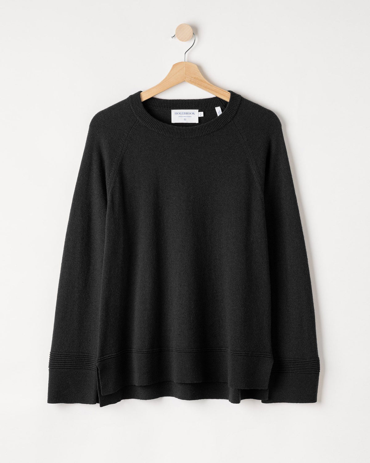Renata Raglan – Black – Kleiderbügelaufnahme