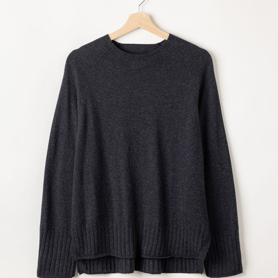 Kristina Raglan – Black Melange – Kleiderbügelaufnahme