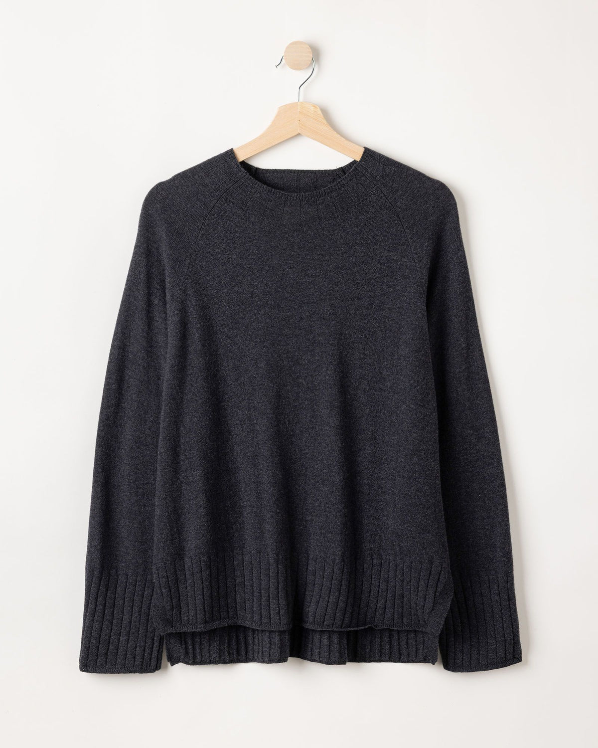 Kristina Raglan – Black Melange – Kleiderbügelaufnahme